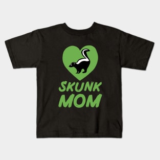 Skunk Mom for Skunk Lovers, Green Kids T-Shirt
